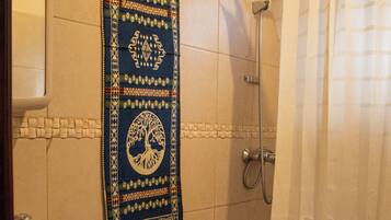 Suite Premium, vistas a la montaña | Baño | Ducha, artículos de higiene personal gratuitos y secador de pelo