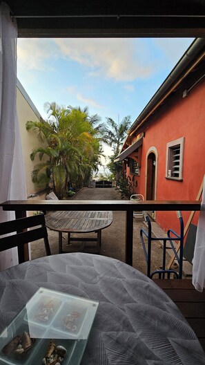 Outdoor dining - Sea-view studio ideally located for touring the island, with shops close by. (Saint-Paul)