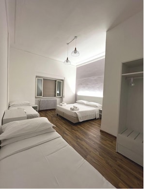 Colchones Tempur-Pedic, escritorio, wifi gratis y ropa de cama