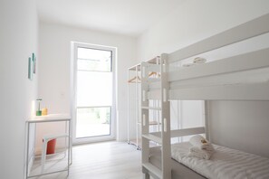 2 habitaciones, escritorio y tabla de planchar con plancha