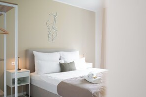 2 chambres, bureau, fer et planche à repasser, lit de bébé portatif