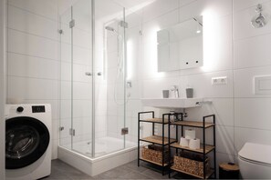 Bruser, miljøvenlige toiletartikler, hårtørrer, håndklæder