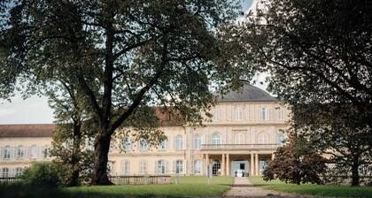 LaMiaCasa Family-Business-Airport-Fair-Uni-Base