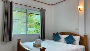 Habitación básica doble, 1 cama de matrimonio grande, vistas a la montaña, en la zona del patio | Wifi gratis y ropa de cama