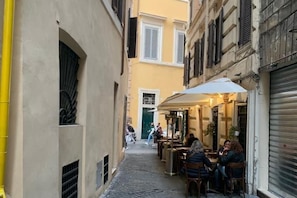 Outdoor dining - Pantheon bureau house in the heart of Rome (Roma)