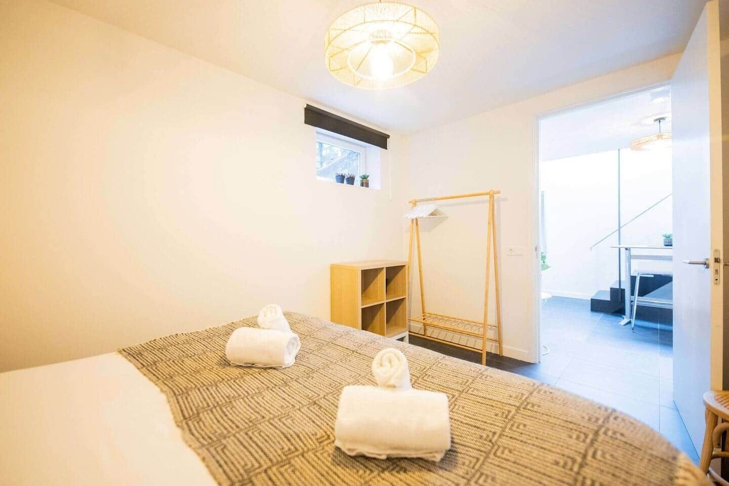 2 bedrooms, desk, iron/ironing board, WiFi