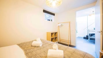 2 bedrooms, desk, iron/ironing board, WiFi