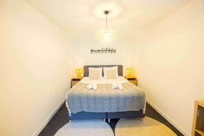 2 bedrooms, desk, iron/ironing board, WiFi