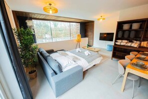 2 habitaciones, escritorio, tabla de planchar con plancha y wifi 