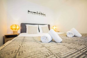 2 slaapkamers, een bureau, een strijkplank/strijkijzer, wifi