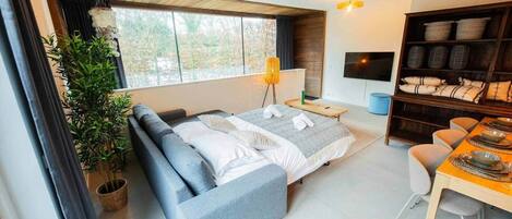 2 bedrooms, desk, iron/ironing board, WiFi