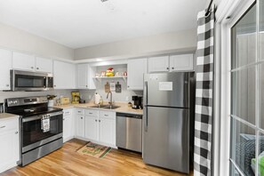 ثلاجة، ميكروويف، فرن، موقد طهي مسطح