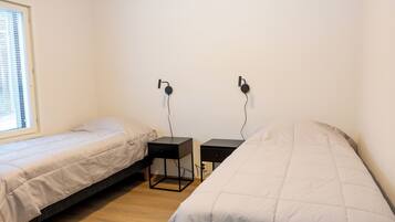 Apartamento superior, 2 habitaciones, balcón, vistas parciales al lago | 2 dormitorios, ropa de cama de alta calidad, decoración individual