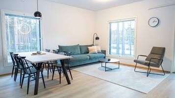 Apartamento superior, 2 habitaciones, balcón, vistas parciales al lago | Zona de estar | Una chimenea, suelo radiante