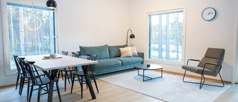 Departamento superior, 2 habitaciones, balcón, vista parcial al lago | Área de sala de estar | Chimenea y piso con calefacción