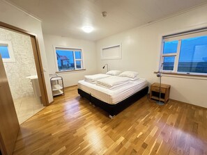 8 عدّة غرف نوم ومكواة/لوح كي وسرير سفر وواي فاي