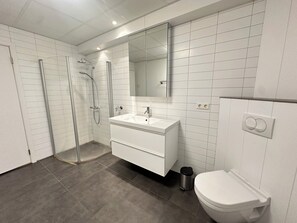 Suihku, hiustenkuivaaja, pyyhkeet