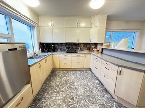 ثلاجة، ميكروويف، فرن، موقد طهي مسطح