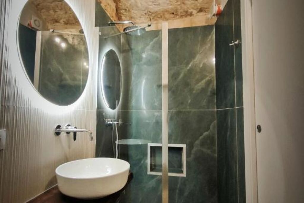 Dusche, Bidet, Handtücher, Seife