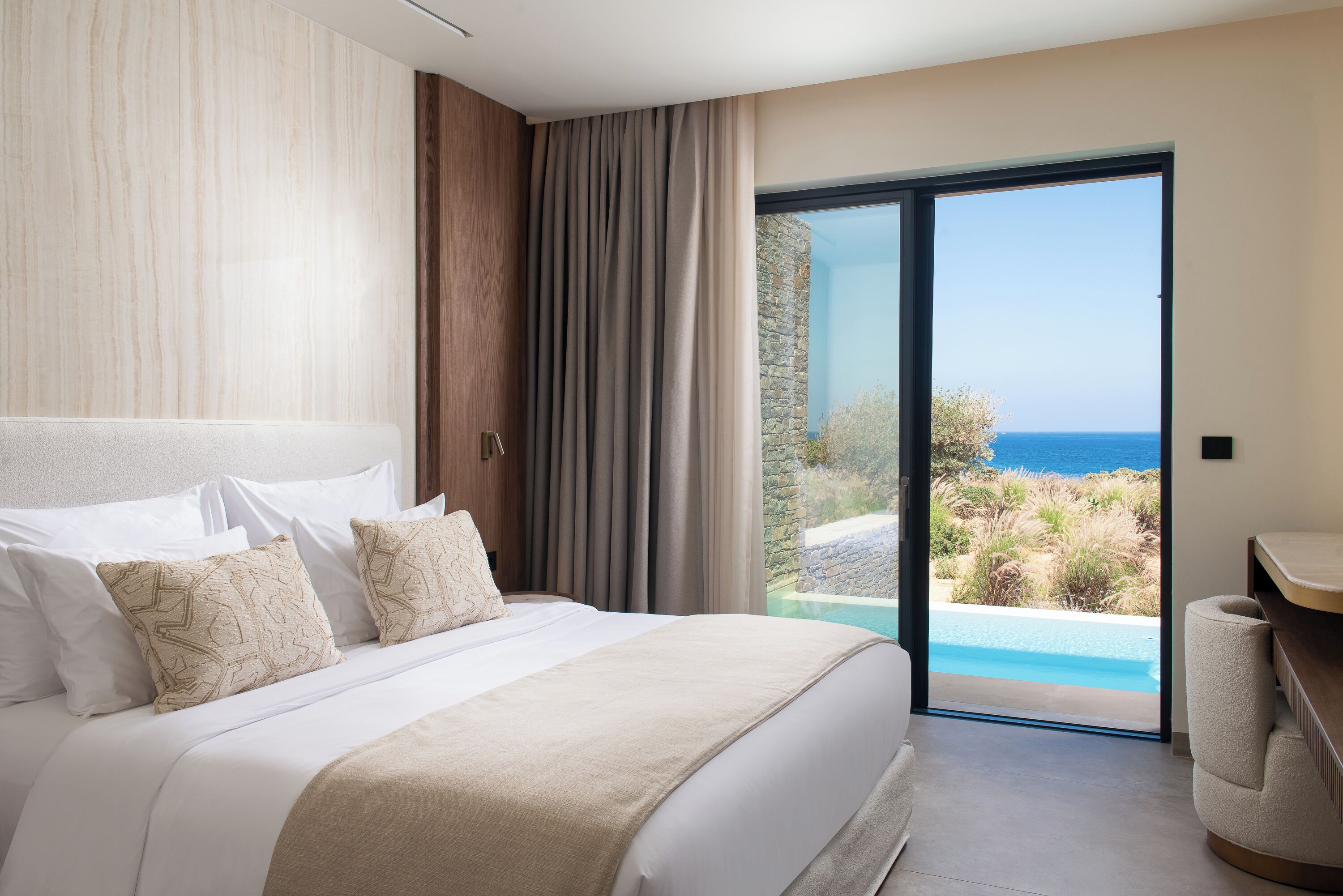 Vione Suite With Private pool &  Sea View | Ropa de cama de alta calidad y minibar 