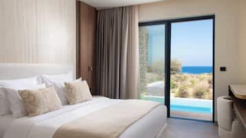 Vione Suite With Private pool & Sea View | Ropa de cama de alta calidad y minibar