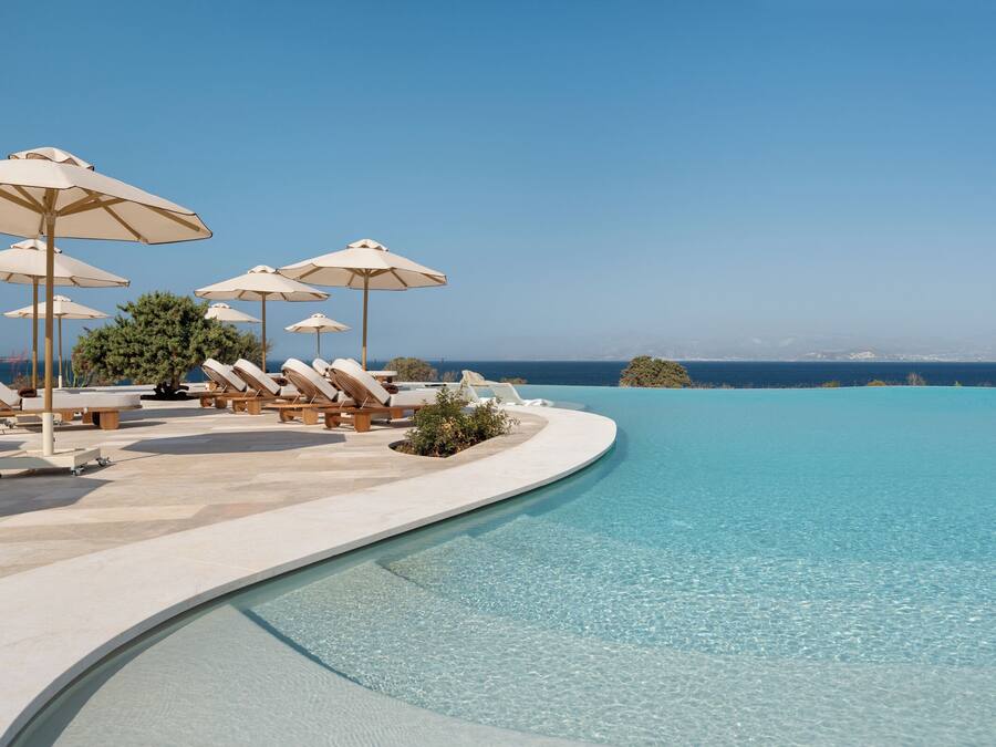 Piscina interna, piscina externa sazonal, guarda-sóis, espreguiçadeiras
