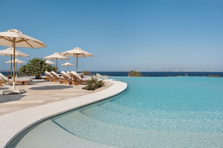 Piscina interna, piscina externa sazonal, guarda-sóis, espreguiçadeiras. Vione Paros Hotel