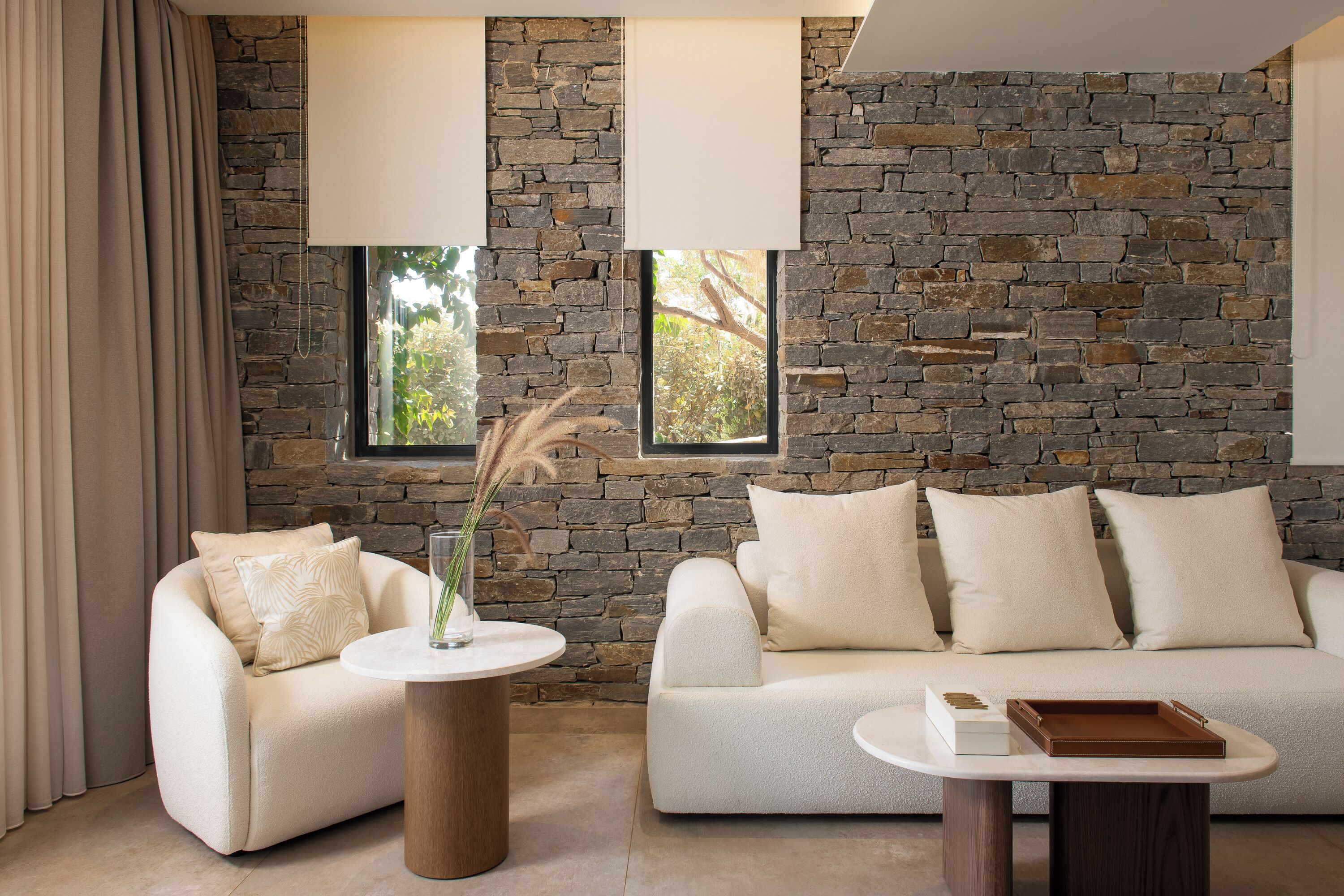 Vione Suite With Private pool &  Sea View | Khu phòng khách | TV màn hình phẳng 50-inch có truyền hình vệ tinh 