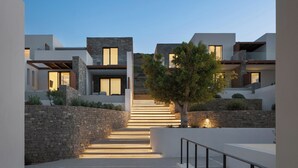 Diseño arquitectónico moderno con una escalera central que conduce a una zona residencial.
