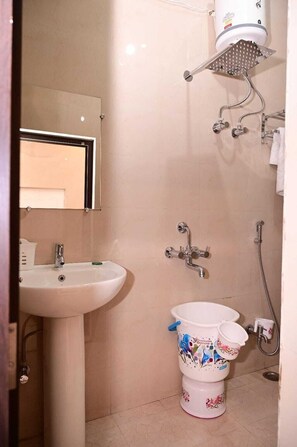 Tripla Superior | Bagno | Set di cortesia gratuito, pantofole, asciugamani, sapone