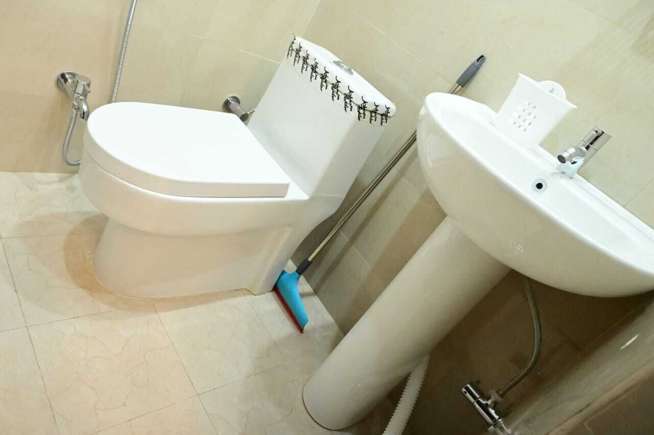 A bathroom with a toilet, bidet, and sink.