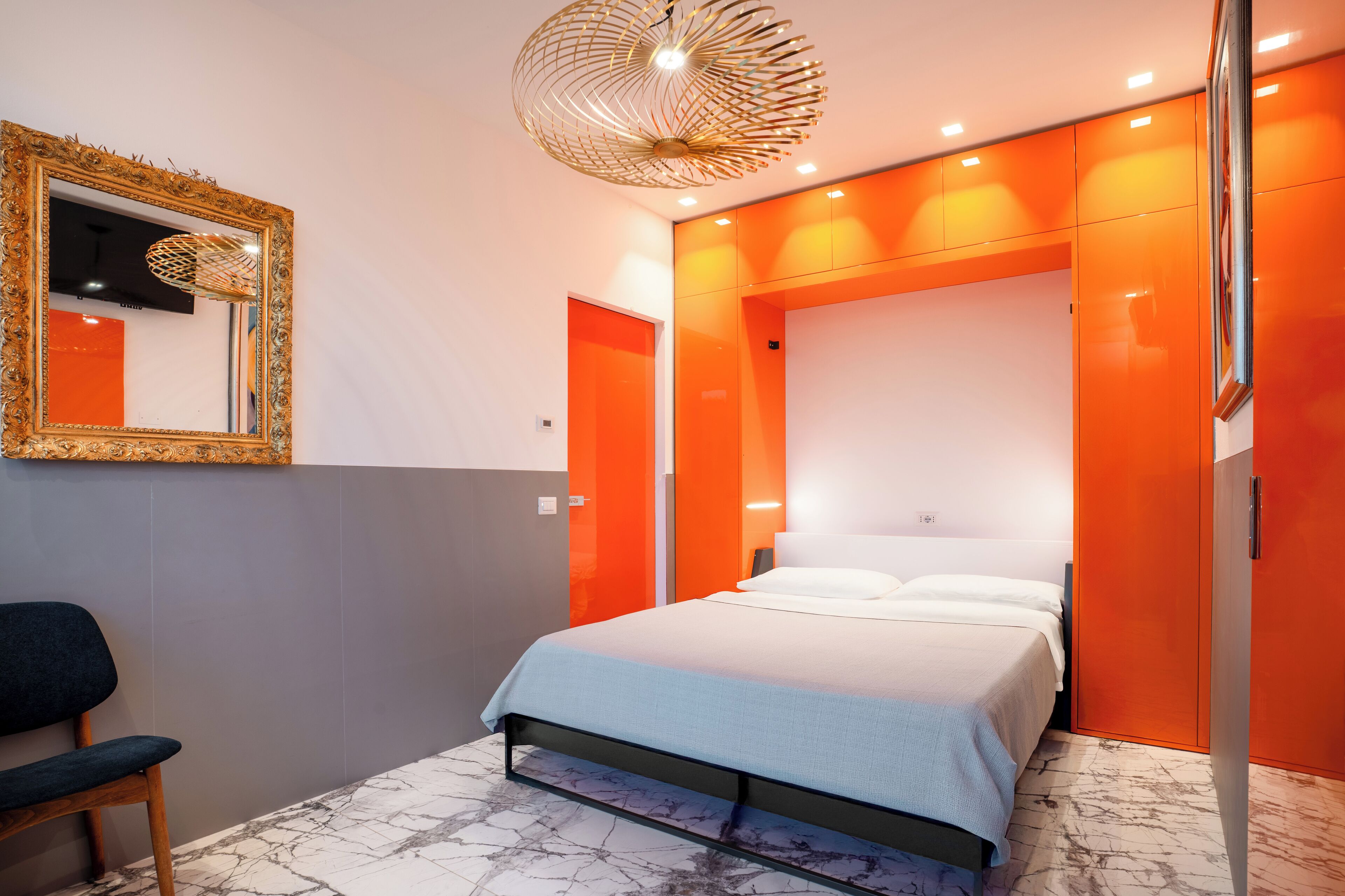 Camera Arancione | Yksilöllisesti kalustettu, työpöytä