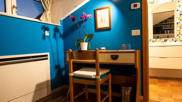 Camera Blu | Individually furnished, desk, laptop workspace, free WiFi