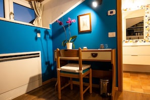 Camera Blu | Individually furnished, desk, laptop workspace, free WiFi