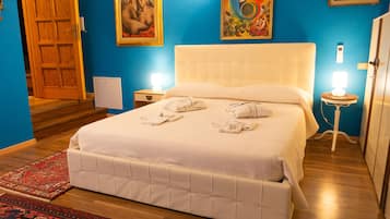 Camera Blu | Individually furnished, desk, laptop workspace, free WiFi