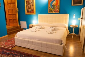 Camera Blu | Individually furnished, desk, laptop workspace, free WiFi