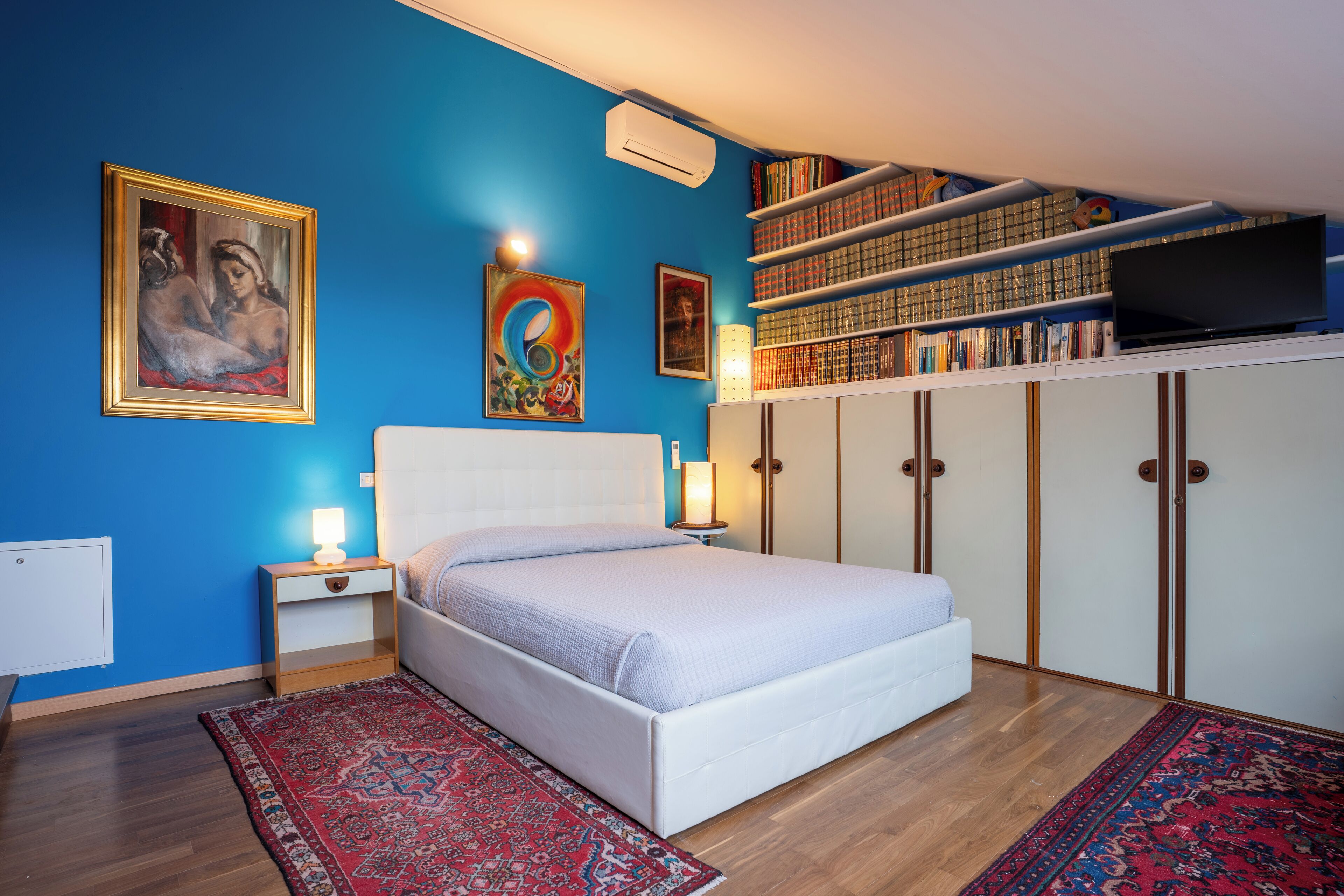 Camera Blu | Yksilöllisesti kalustettu, työpöytä