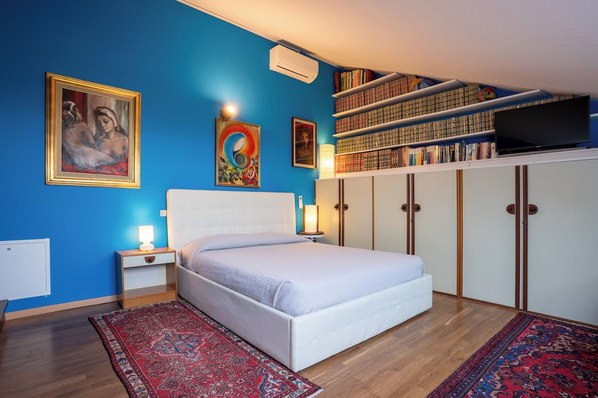 Camera Blu | Yksilöllisesti kalustettu, työpöytä