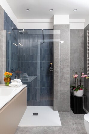 Shower, hair dryer, bidet, towels - "LE DUE CUPOLE" LUXURY APARTMENT "A" IN THE CENTER OF ROME (Roma)