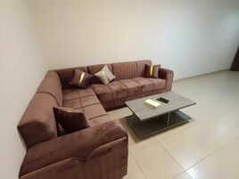 Escritorio y espacio para trabajar con laptop 