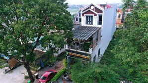 A building with a sign reading "TAM COC GOLDEN SHINE HOMESTAY". - Tamcoc Golden Shine Homestay (Nam Hoa Lu)