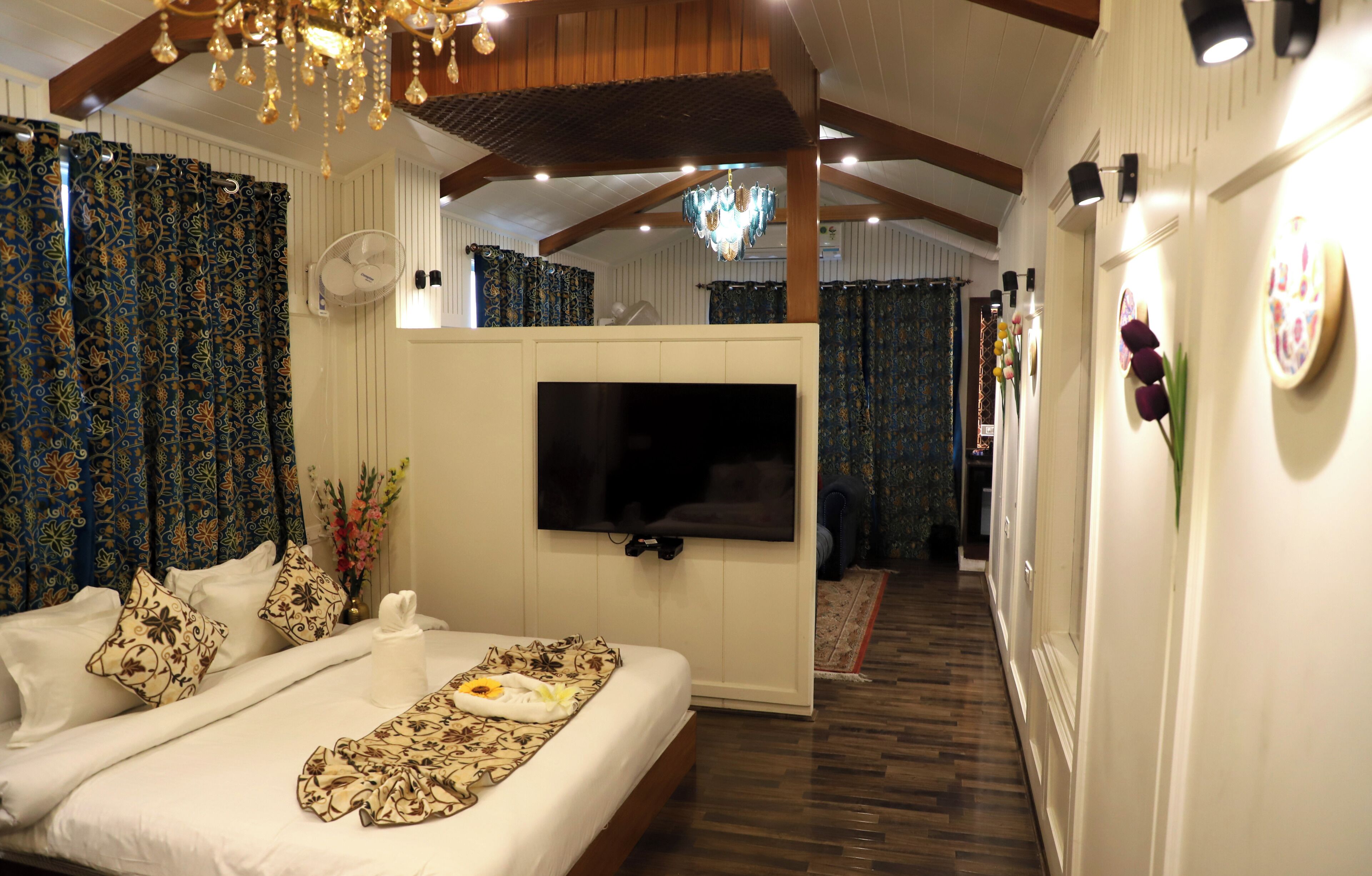 Down duvets, minibar, desk, laptop workspace