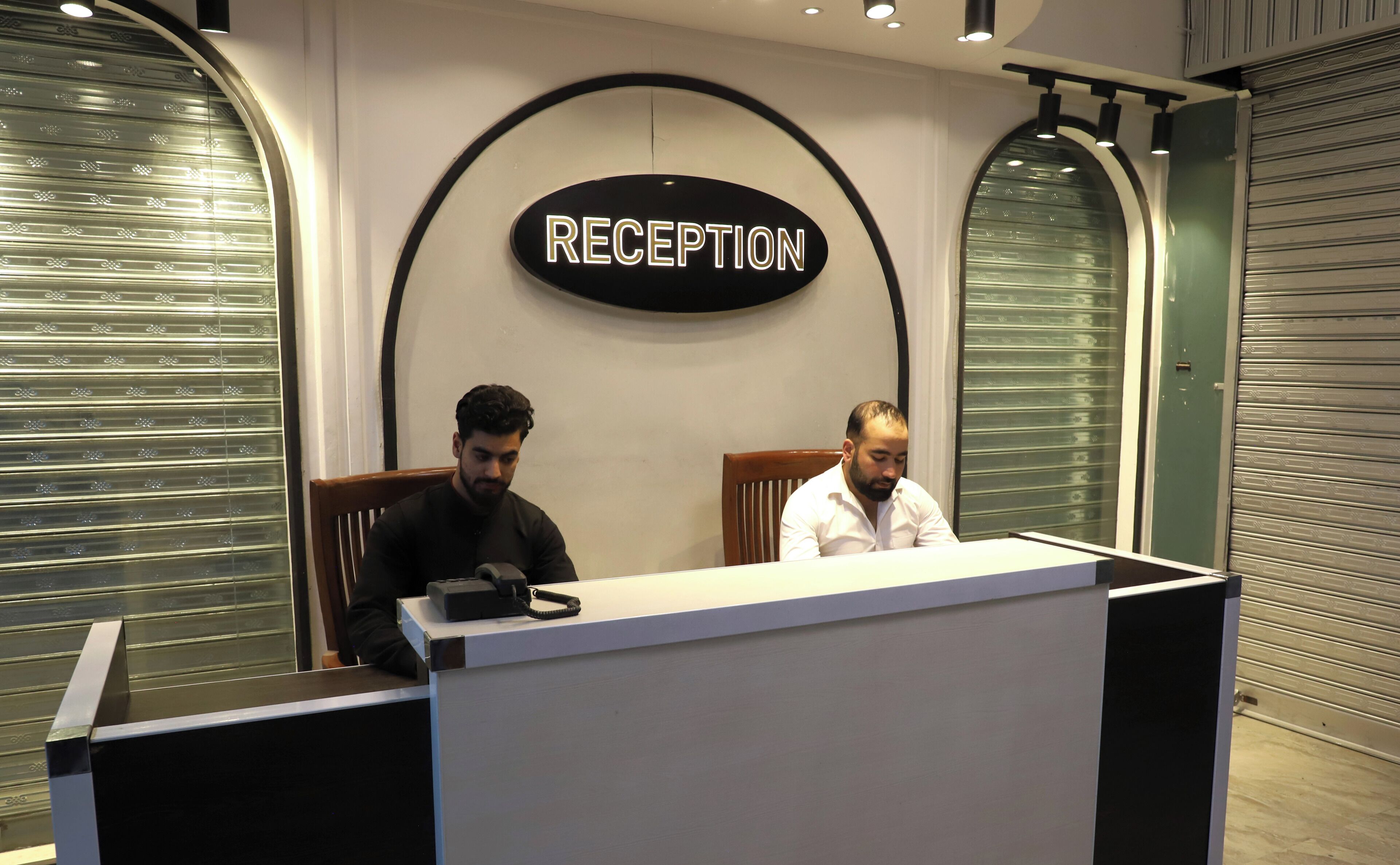 Um balcão de recepção com uma placa em cima que diz 'RECEPTION'.