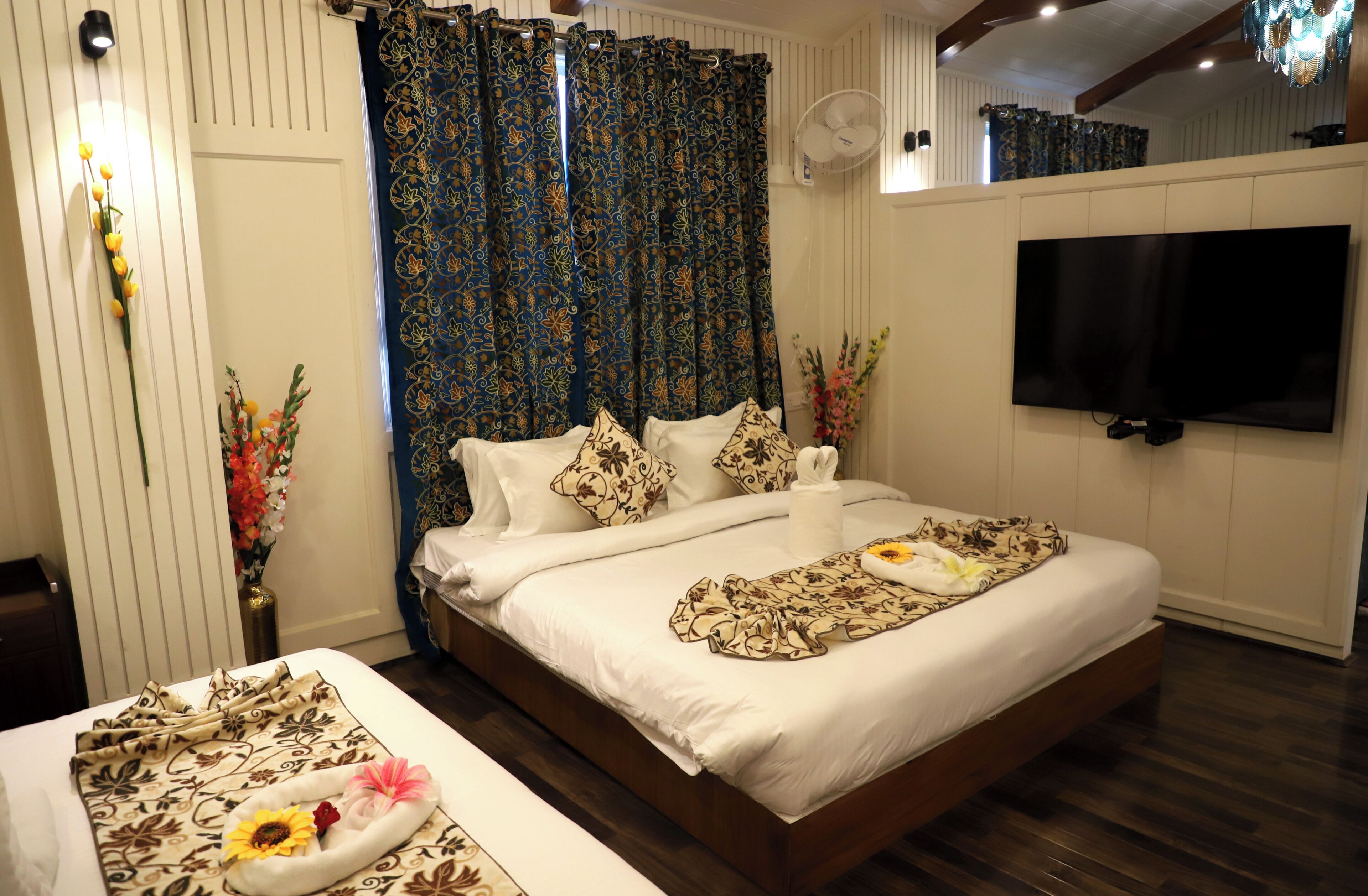 Cottage, City View | Down comforters, minibar, desk, laptop workspace