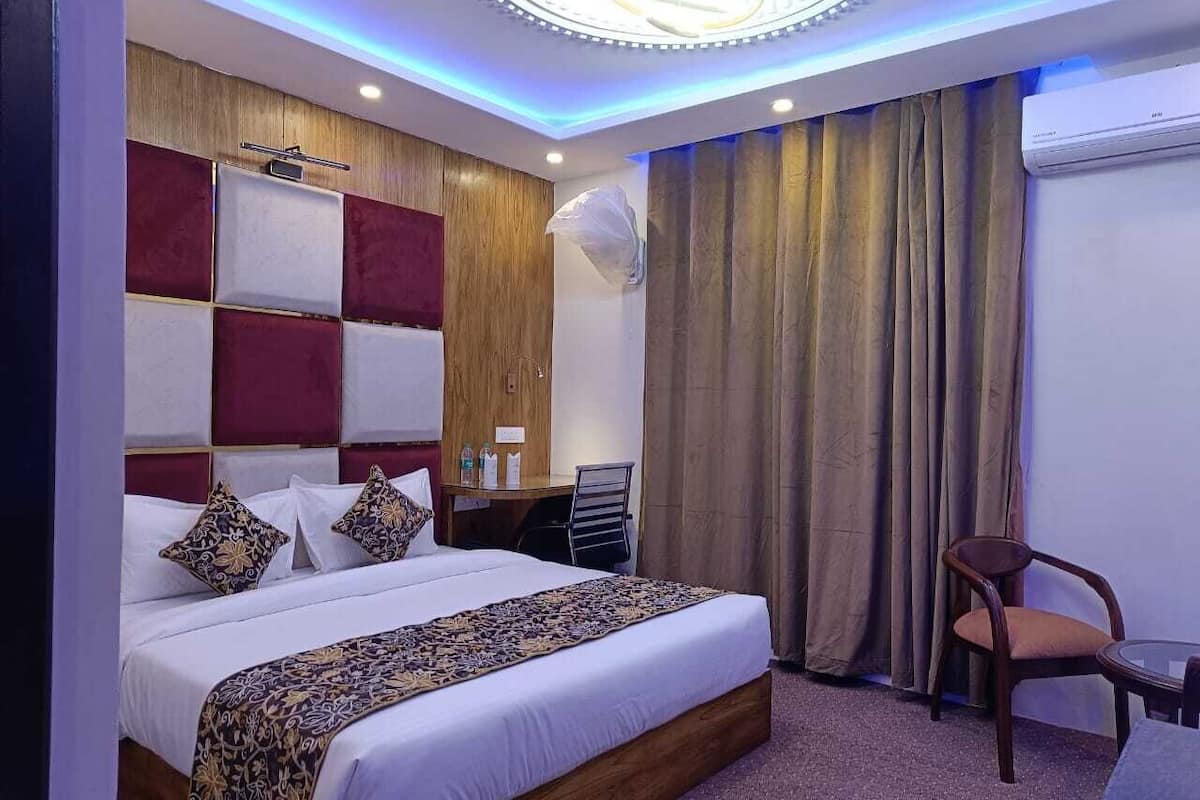 1 bedroom, down duvets, minibar, desk