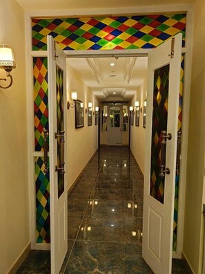 52-cm LED TV with satellite channels, fireplace, heated floors - Al Shaykh Resorts (Srinagar)