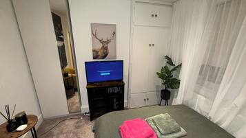 Shared Dormitory, 1 Bedroom, Garden View | Living room