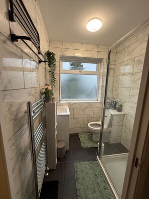 Dortoir Partagé, 1 chambre, vue jardin | Salle de bain