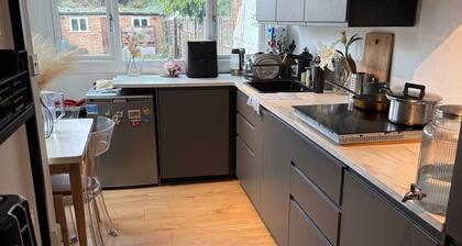 Room in Guest Room - Cozy Double Room in North London With Great Transport Links