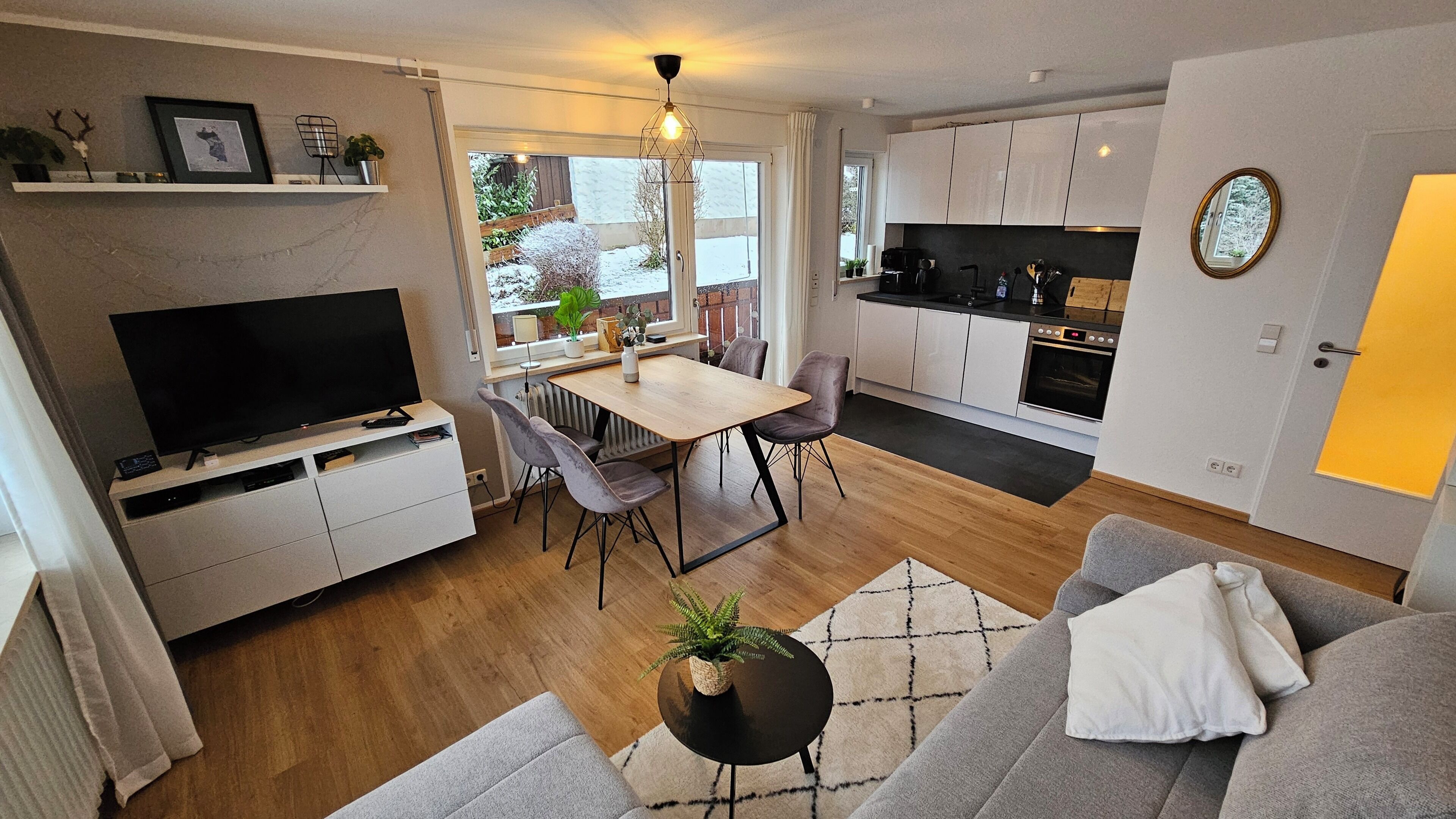 Un appartement moderne comprenant un salon, un coin repas et une cuisine.